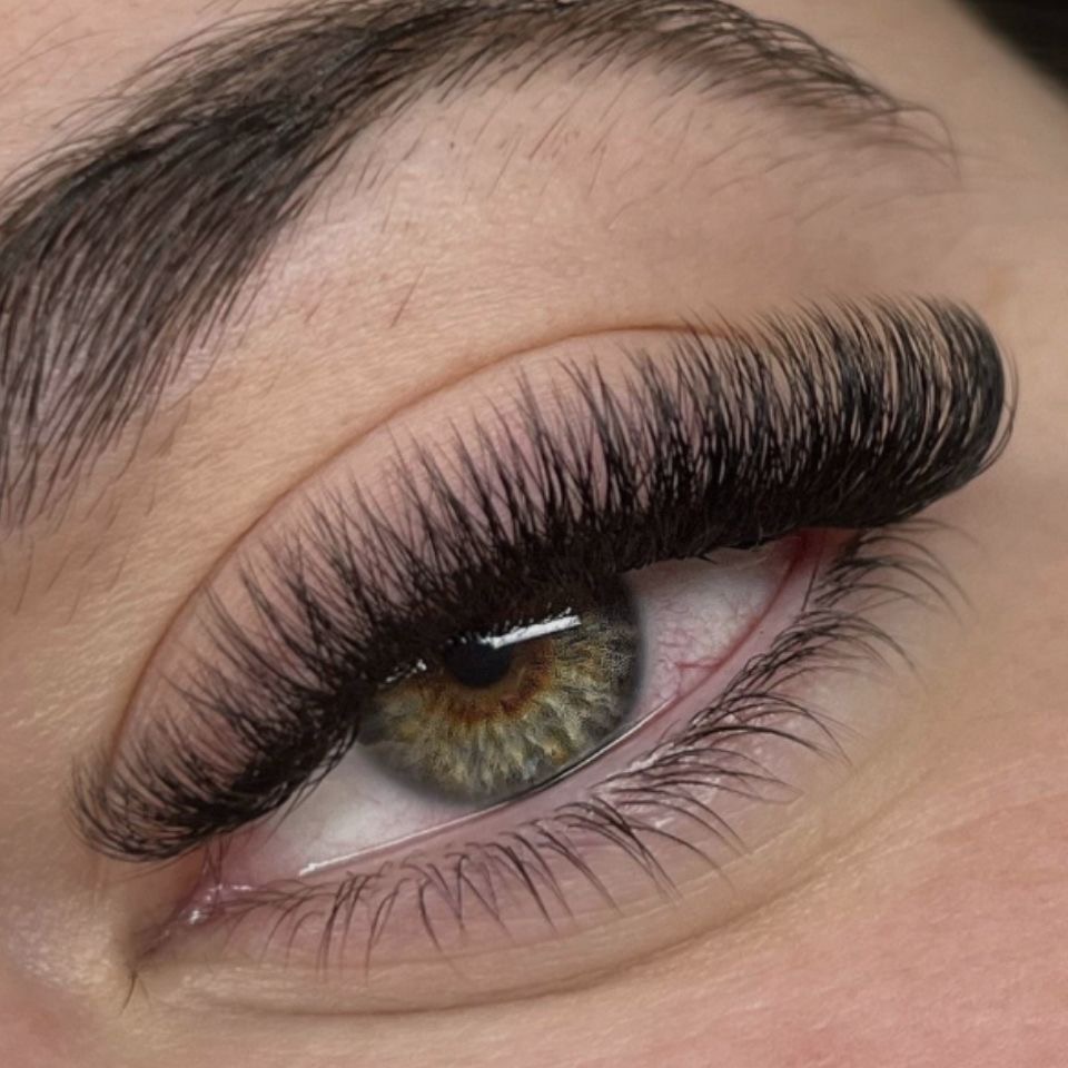 Volumen-Wimpern im Beauty Werk