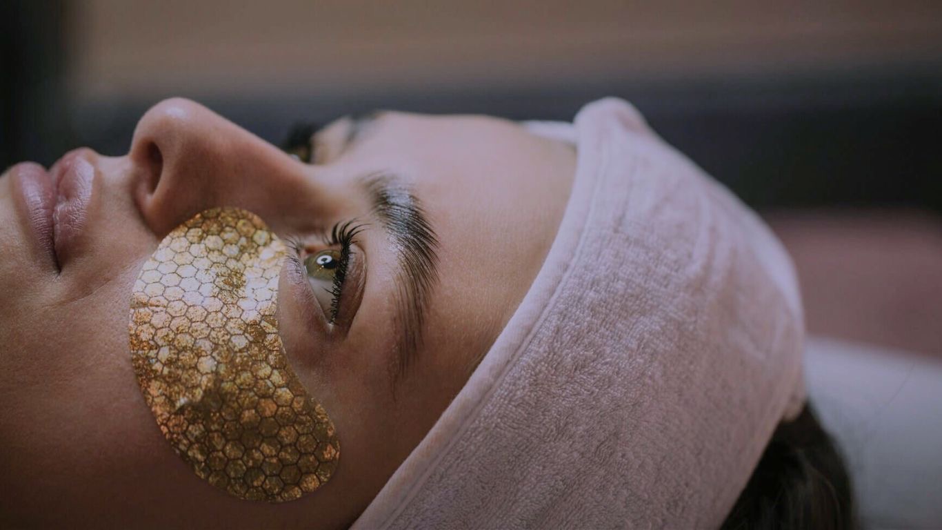Entspannte Gesichtsbehandlung im Beauty Werk Hamburg