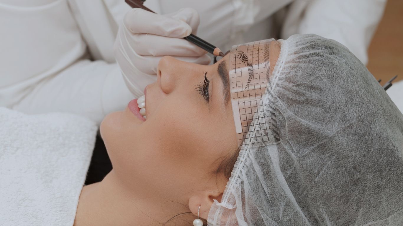Augenbrauen-Vermessung vor dem Microblading im Beauty Werk Hamburg